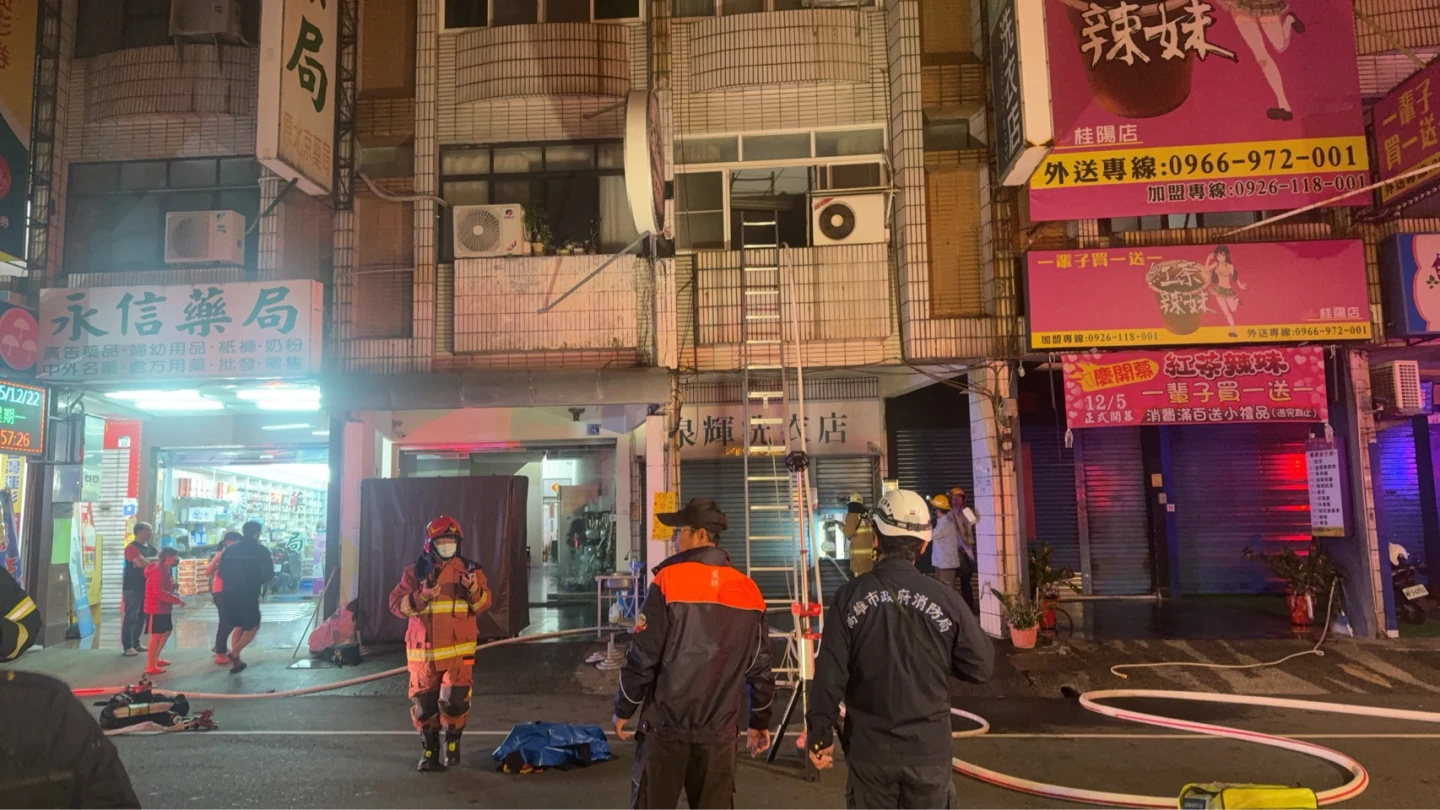 高雄透天厝深夜火警！消防員架梯爬屋內　救出1男昏迷送醫