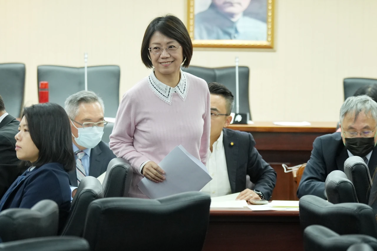 翁曉玲怒了「銓敘部惡意曲解」　遭控反年改修法出包「關鍵條文曝光」