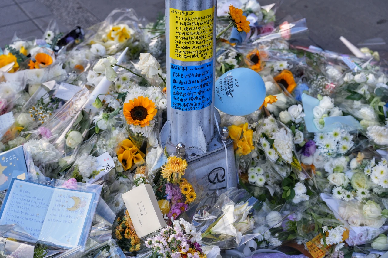 直擊｜北車中山恐攻後首個上班日！民眾路過落淚哀悼　騎士姊冬至深夜再貼信