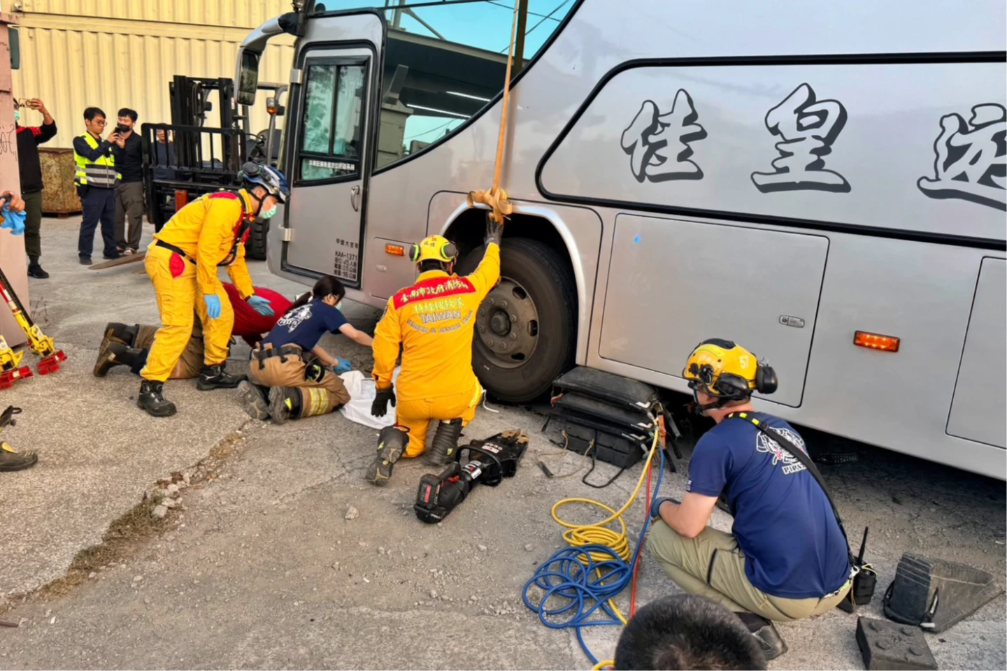 國小前奪命車禍！醫院交通車撞機車「騎士捲車底亡」　6旬婦撞傷頭