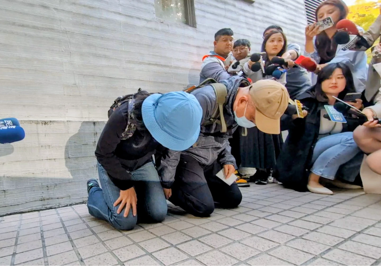 張文墜樓遺體今解剖！　父母現身下跪道歉：兒犯下滔天大罪　