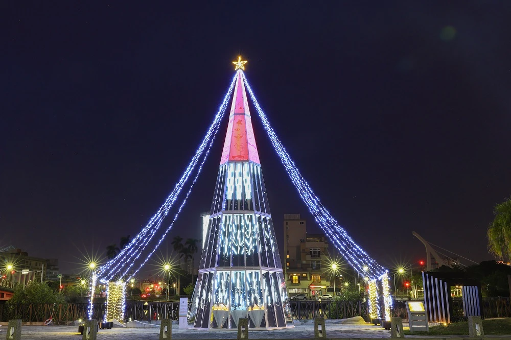 台南耶誕地圖來了！不只15米「光與雲」雙主燈　還有30米閃耀之樹雪花秀