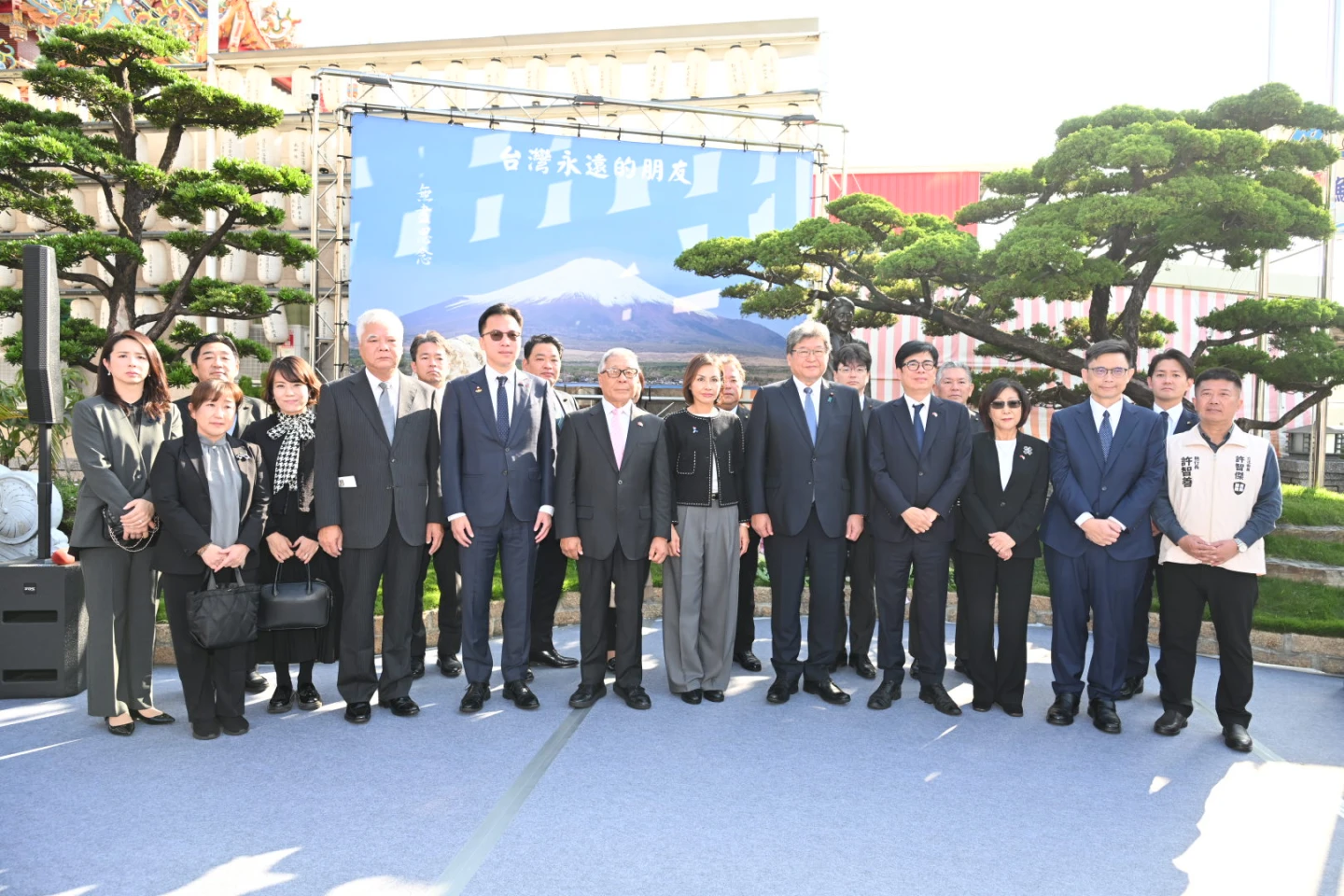 日本自民黨幹事長萩生田光一訪高雄！　向安倍銅像致意