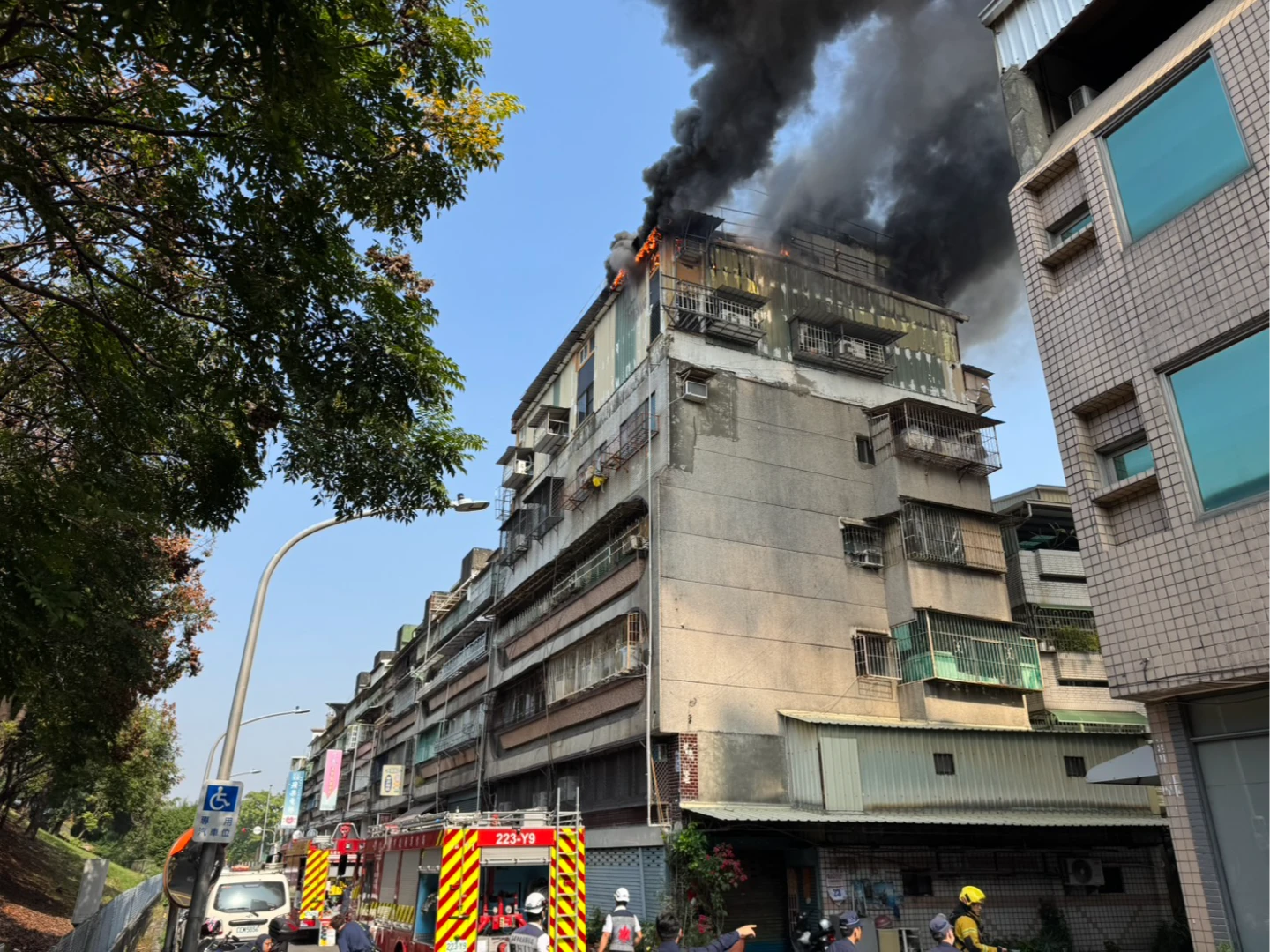 有片｜高雄透天厝火警！國道驚見黑煙竄天　駕駛驚呼：恐怖