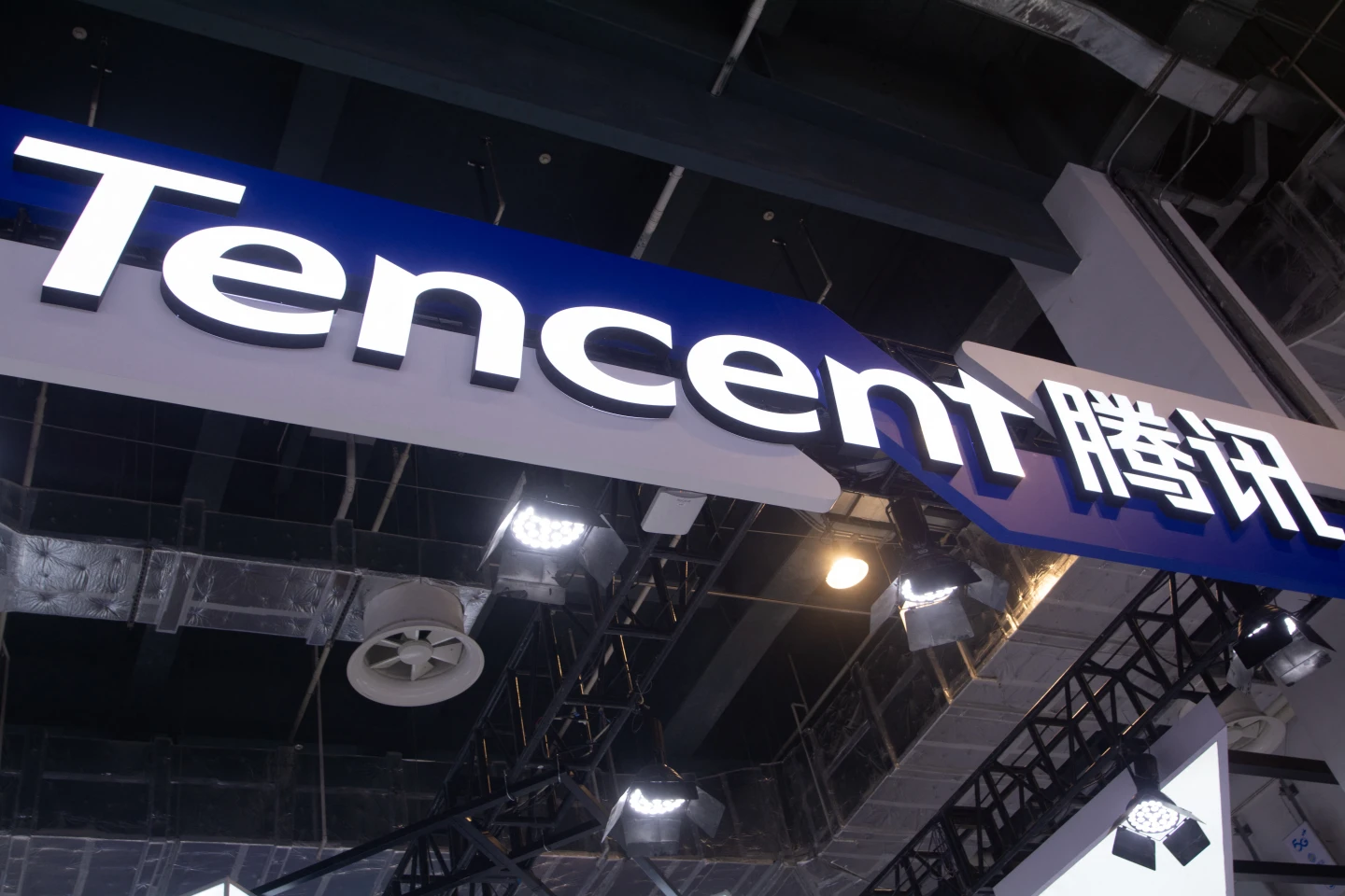 騰訊被揭繞道使用輝達頂尖AI晶片　鑽合法漏洞！向日企砸逾300億