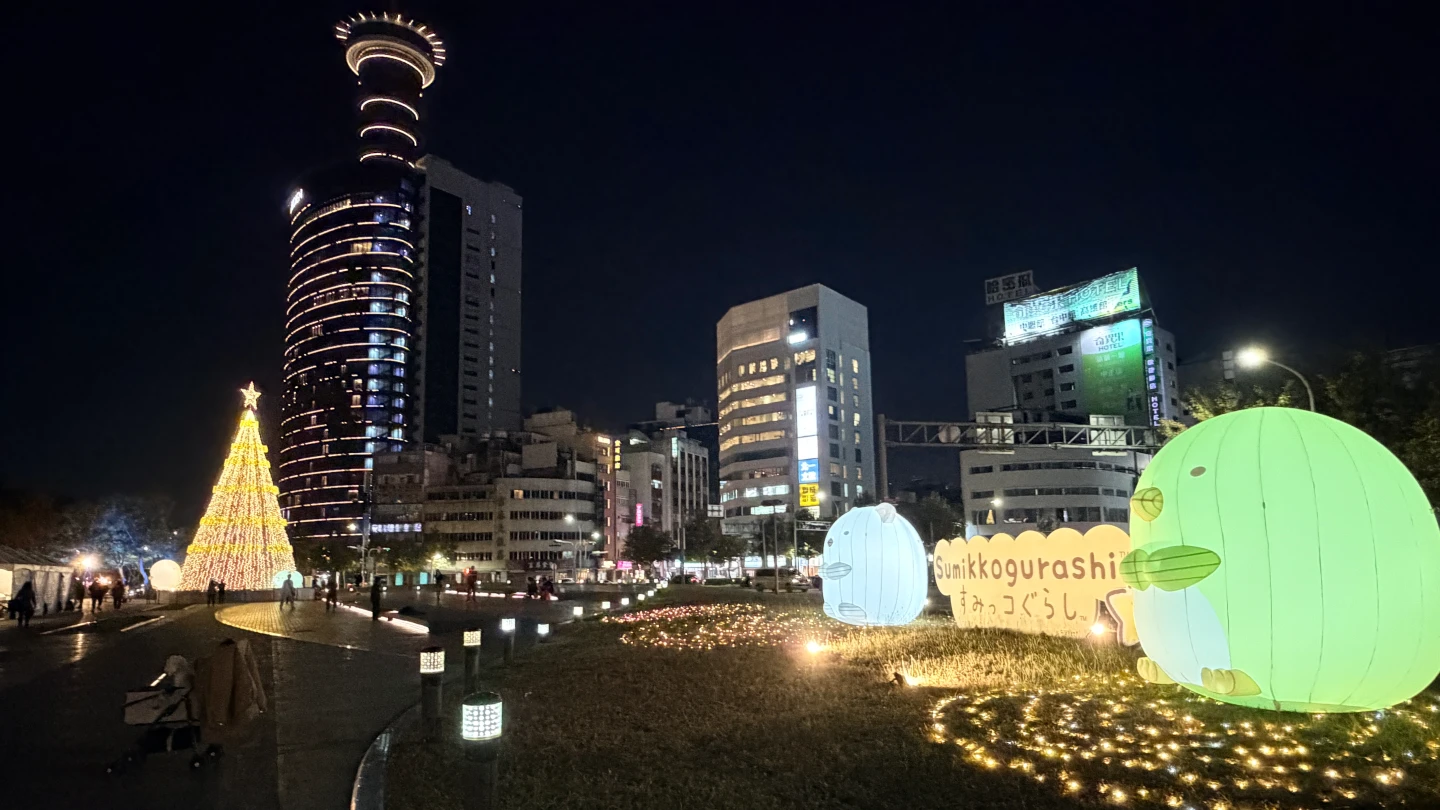 浪漫指數爆表！「甜點系」聖誕樹還有角落生物　台中三大耶誕地標點亮冬夜