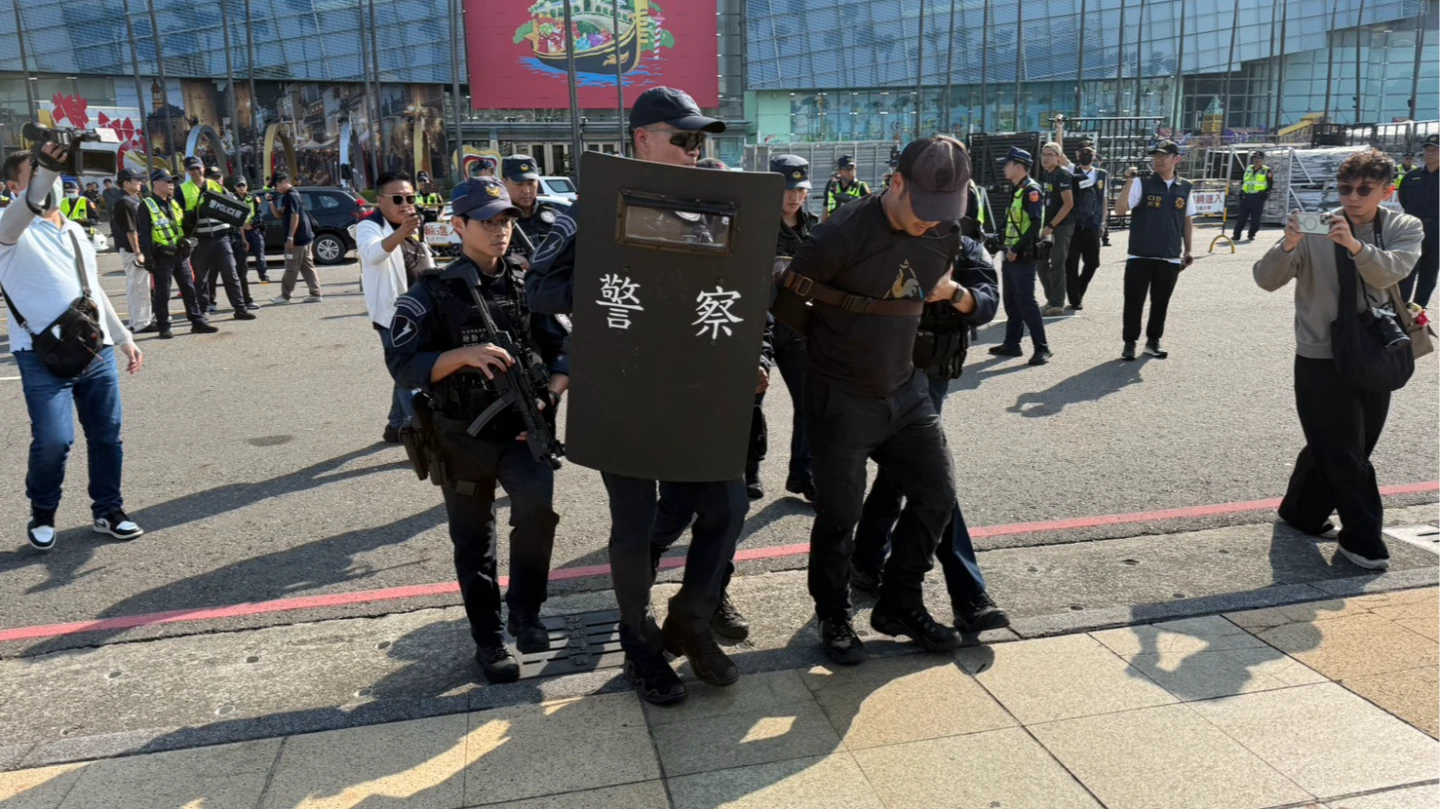 有片｜跨年嚴陣以待！高雄警模擬衝突演練　1200警地面高空全力戒備