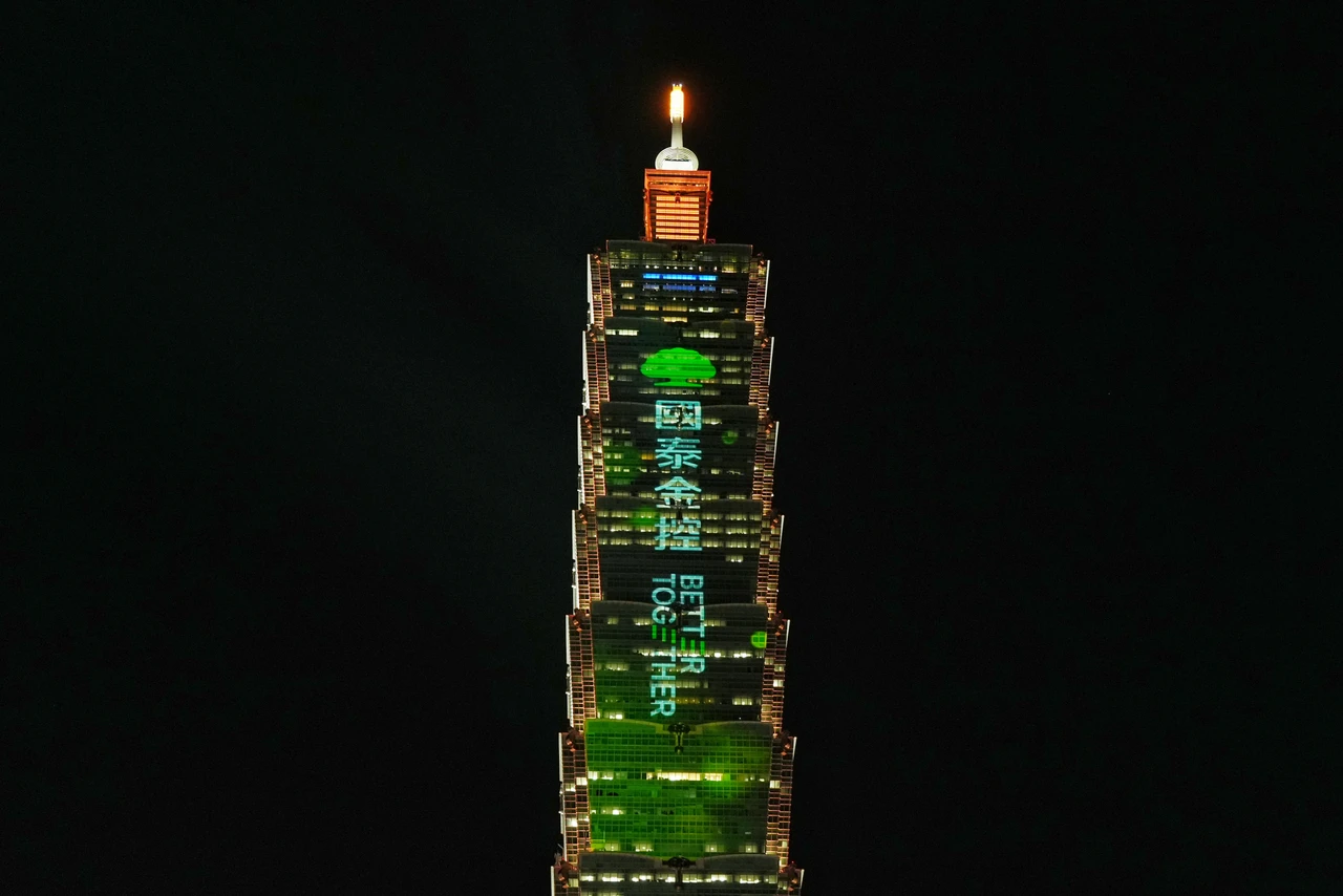 去年狂吸22萬人！國泰金控跨年再次點亮台北101「一起 不只是1+1」