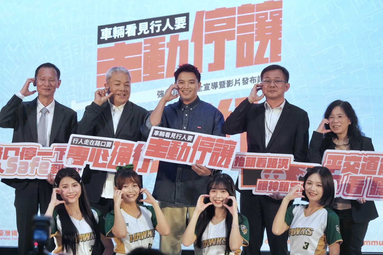 與爸爸吳復連攜手宣導交通停讓文化　打擊王吳念庭：路口不專心沒下次機會