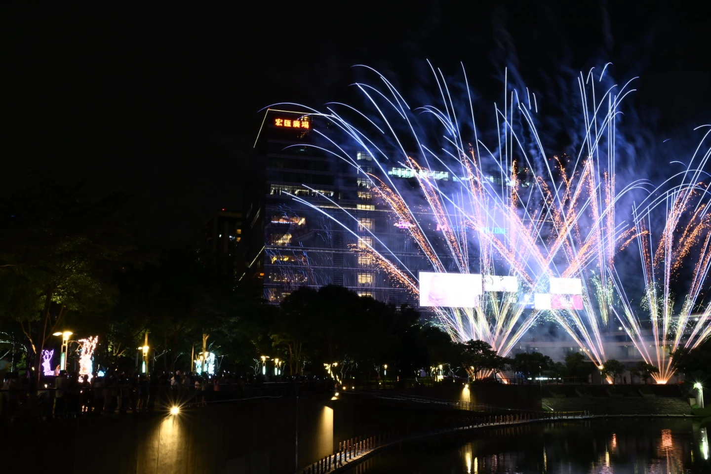 新北跨年夜煙火連發！淡江大橋13分14秒、新莊宏匯300秒煙火秀迎年