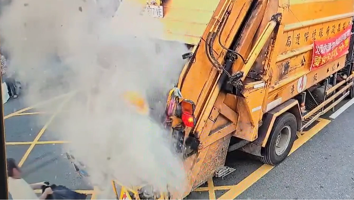 有片｜驚險瞬間！香灰丟垃圾車下秒炸開　清潔員慘被粉塵吞噬