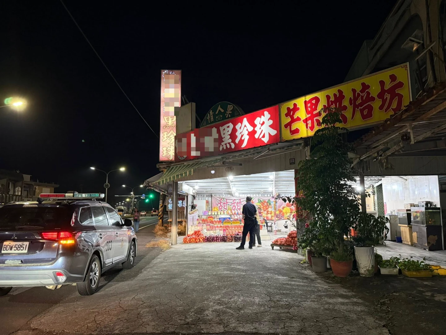 屏東買「黑珍珠」疑遭惡意加價！遊客「不買了」竟遭蓮霧砸車　網揭黑歷史