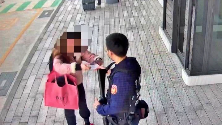 握長槍繃緊神經！台南警遇高中女生暖心「突襲」　好難忘平安夜