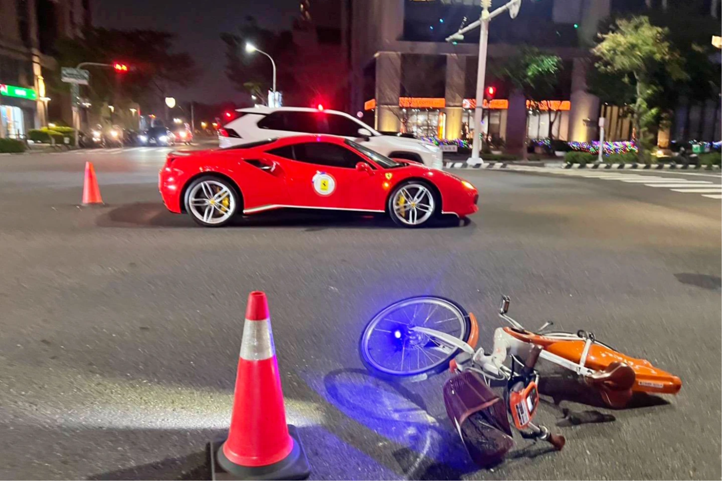 平安夜吃力了！台南11歲童騎Ubike撞超跑　網驚：1800萬停產法拉利