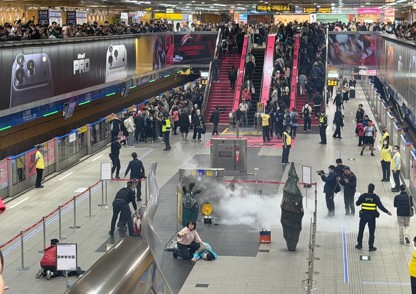 直擊｜北市府啟動3階段危安演練！模擬歹徒丟汽油彈、持刀攻擊　警荷槍實彈上場