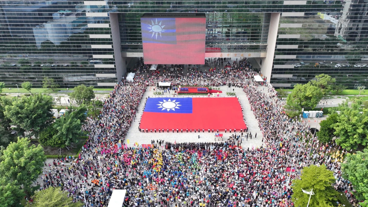  Hi8迎新年！88位城市英雄齊展巨幅國旗　台中元旦升旗搜救犬也入列