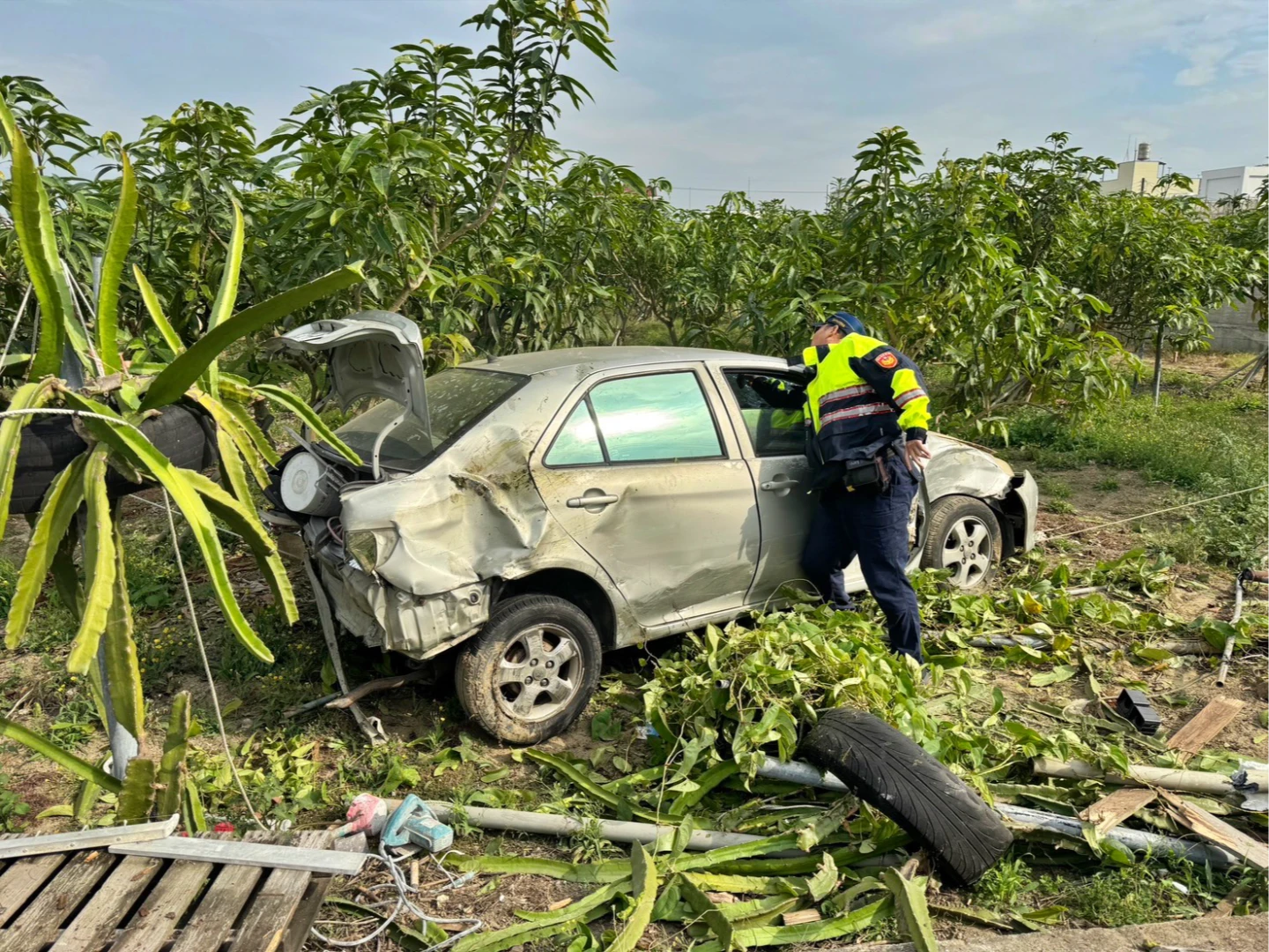 有片｜喬20萬賭債！高雄2車瘋狂追逐5公里玩命碰撞　驚險畫面曝