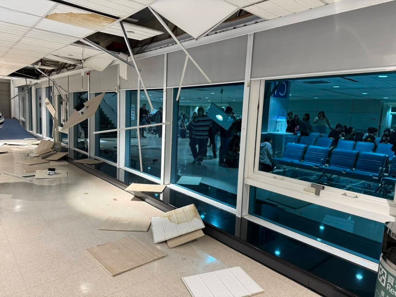 規模7強震深夜襲台　桃園機場天花板掉落、機捷全線停駛