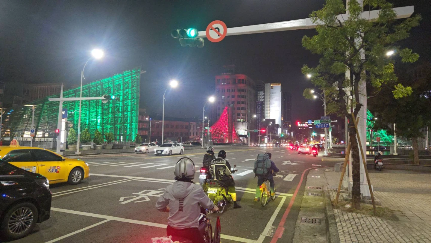 獨家直擊｜綠燈不敢動！高雄圓環號誌藏陷阱　騎士遭狂叭傻眼：停也錯、走也錯