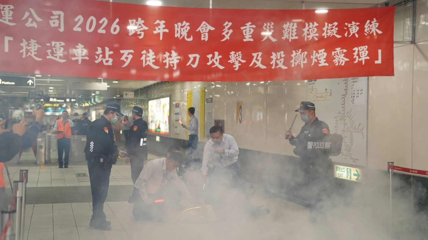 高雄跨年維安實兵演練！模擬捷運持刀＋煙霧彈攻擊　陳其邁親自督導