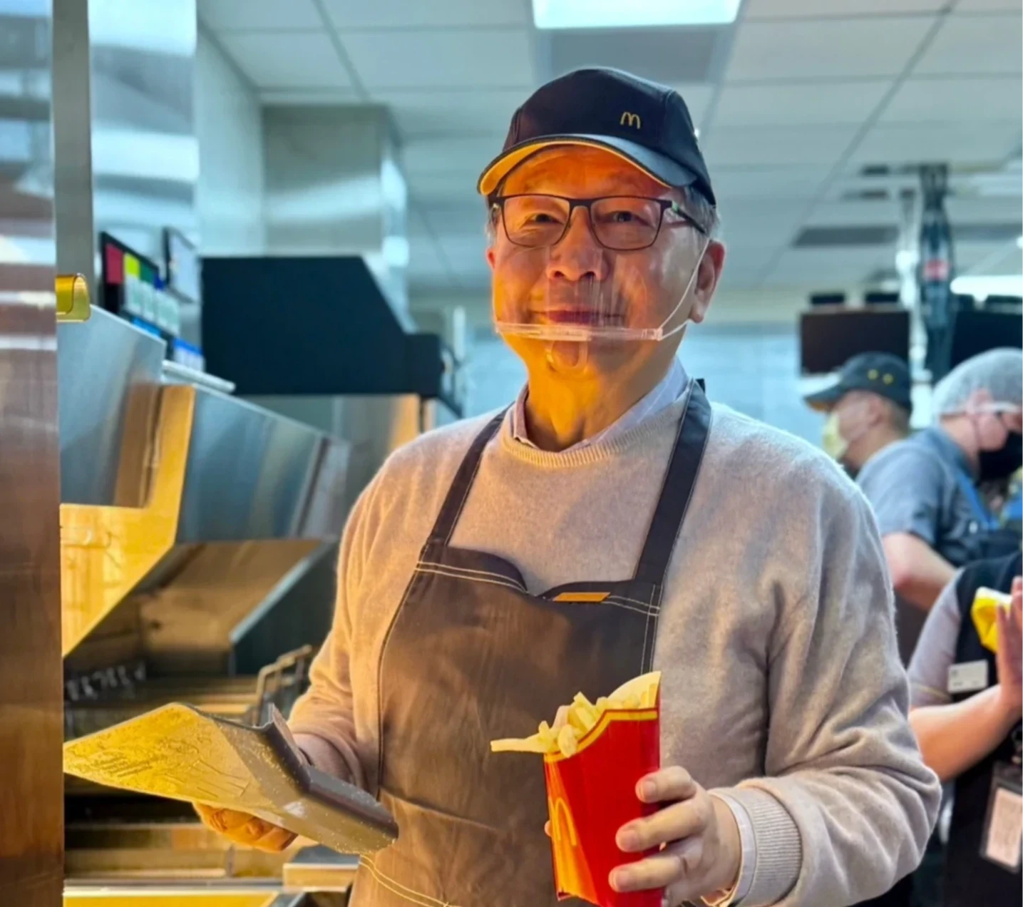 麥當勞進駐聯發科總部　執行長蔡力行親鏟薯條、員工嗨喊「薯條加大」