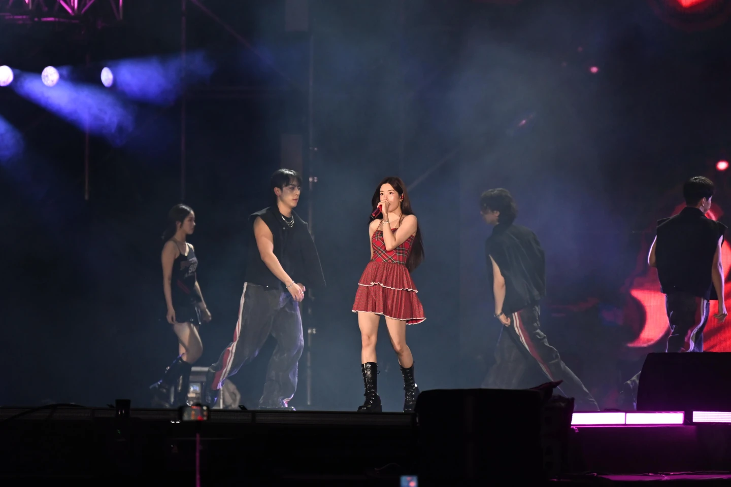 高雄跨年live｜「水彈女王」權恩妃來了全場瘋狂！ 10吋花火將登場