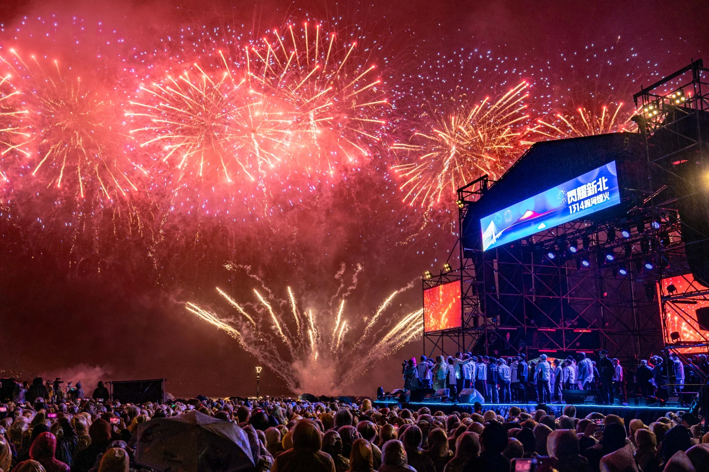 新北跨年｜韓星華莎登場全場尖叫！中文喊話歌迷「我愛你」　淡水煙火絢爛落幕  