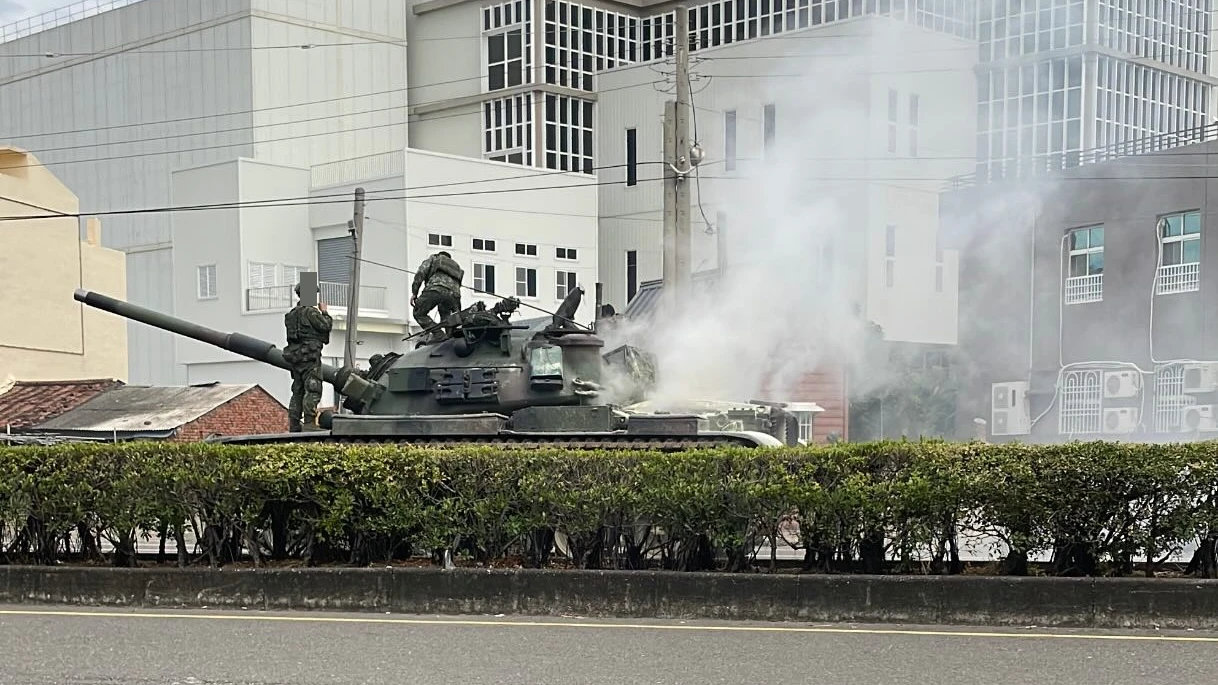 解放軍圍台軍演！高雄戰車竟當街狂冒煙　官兵急滅火畫面曝光