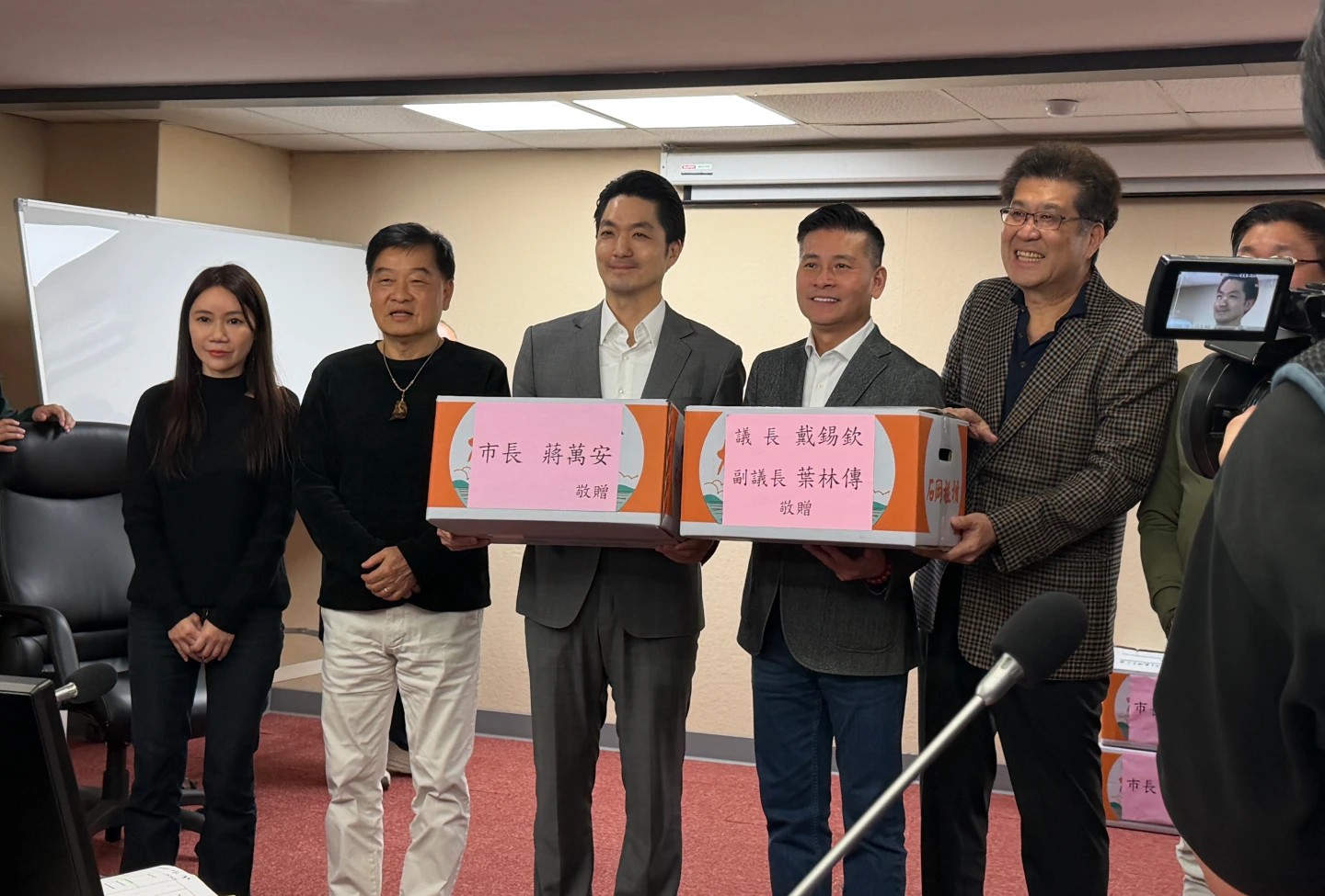 蔣萬安赴北市議會送水果！綠議員狂酸「雙城論壇回來就軍演」