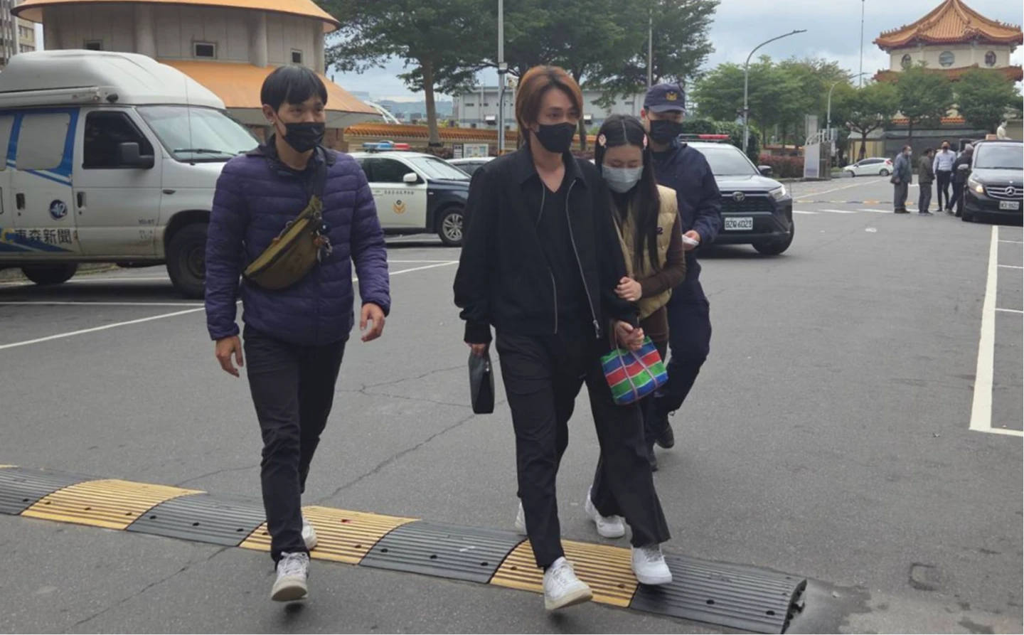 曹西平猝逝！乾兒子悲痛現身殯儀館相驗　等家屬委託書才能領遺體