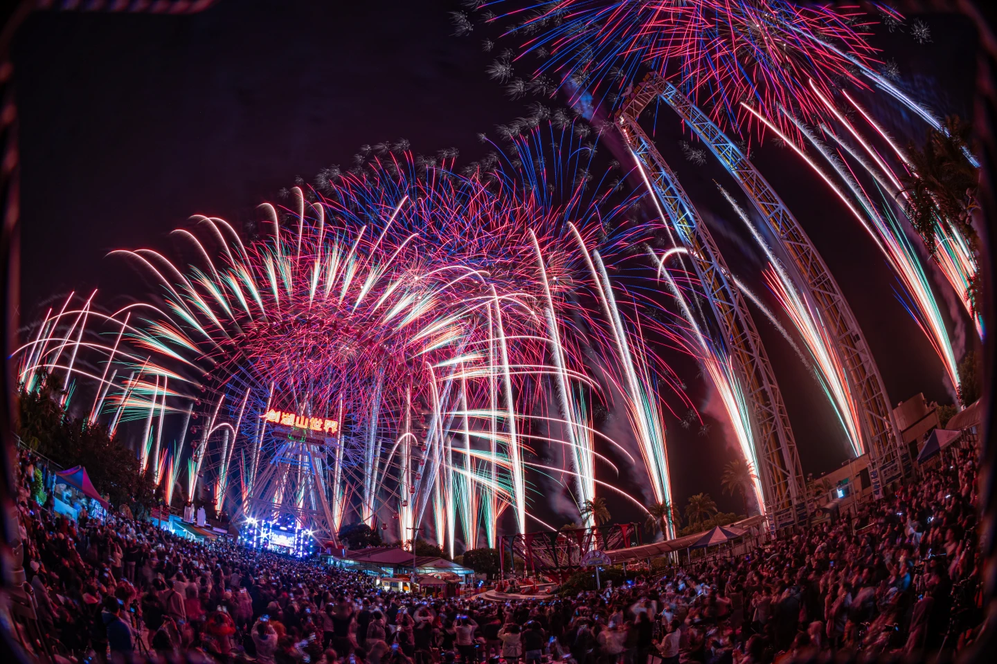 樂園跨年圖輯｜劍湖山全台唯一摩天輪煙火　義大最長999秒超震撼