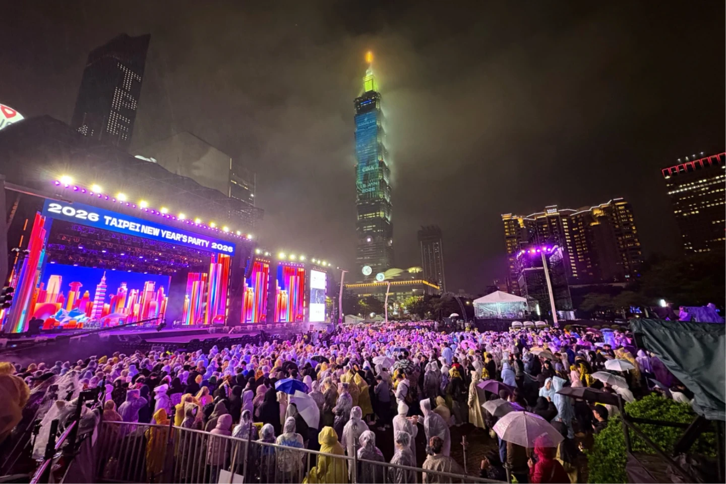 台北跨年現場圖輯｜美秀集團、韋禮安輪番開唱　湧6.5萬人冒雨嗨迎2026