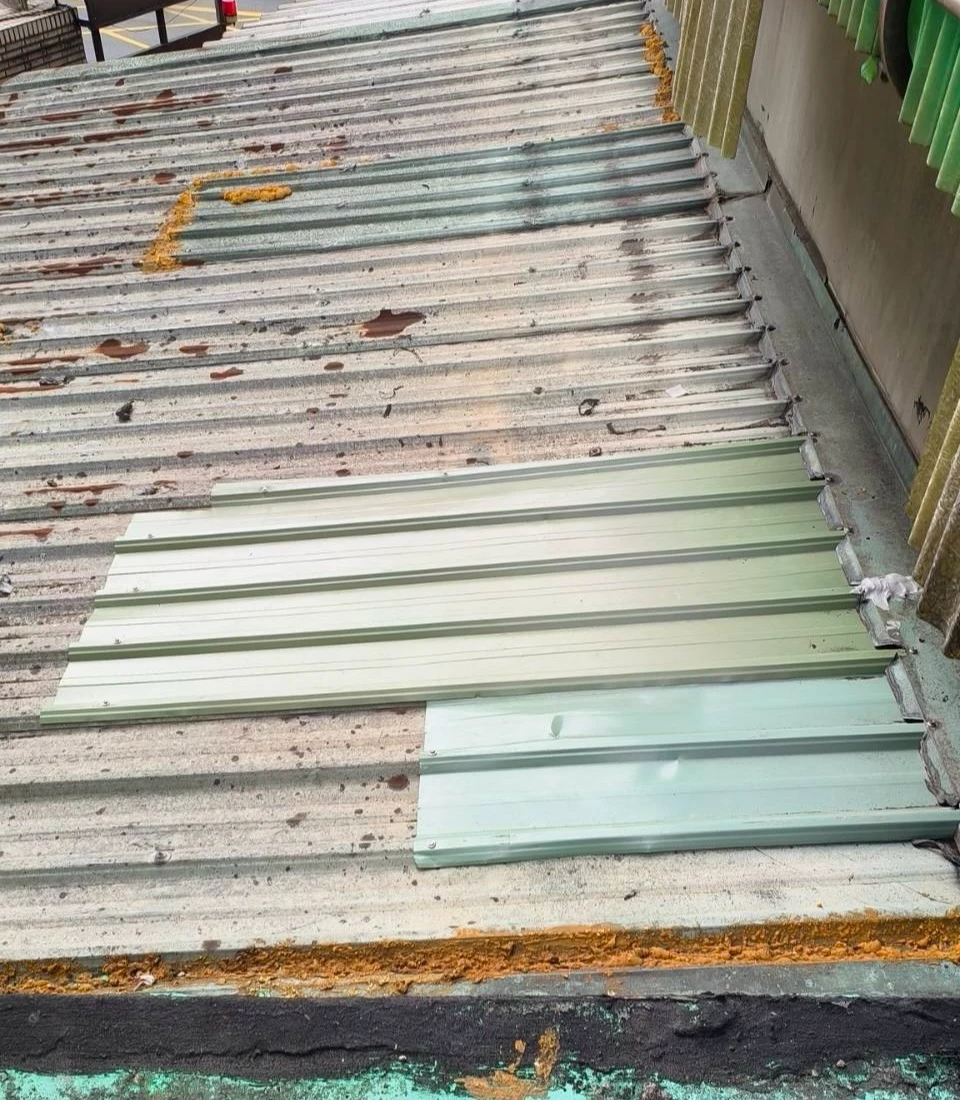 恐怖！社區連3天頂樓砸落8支滅火器　竟是27歲保全幹的