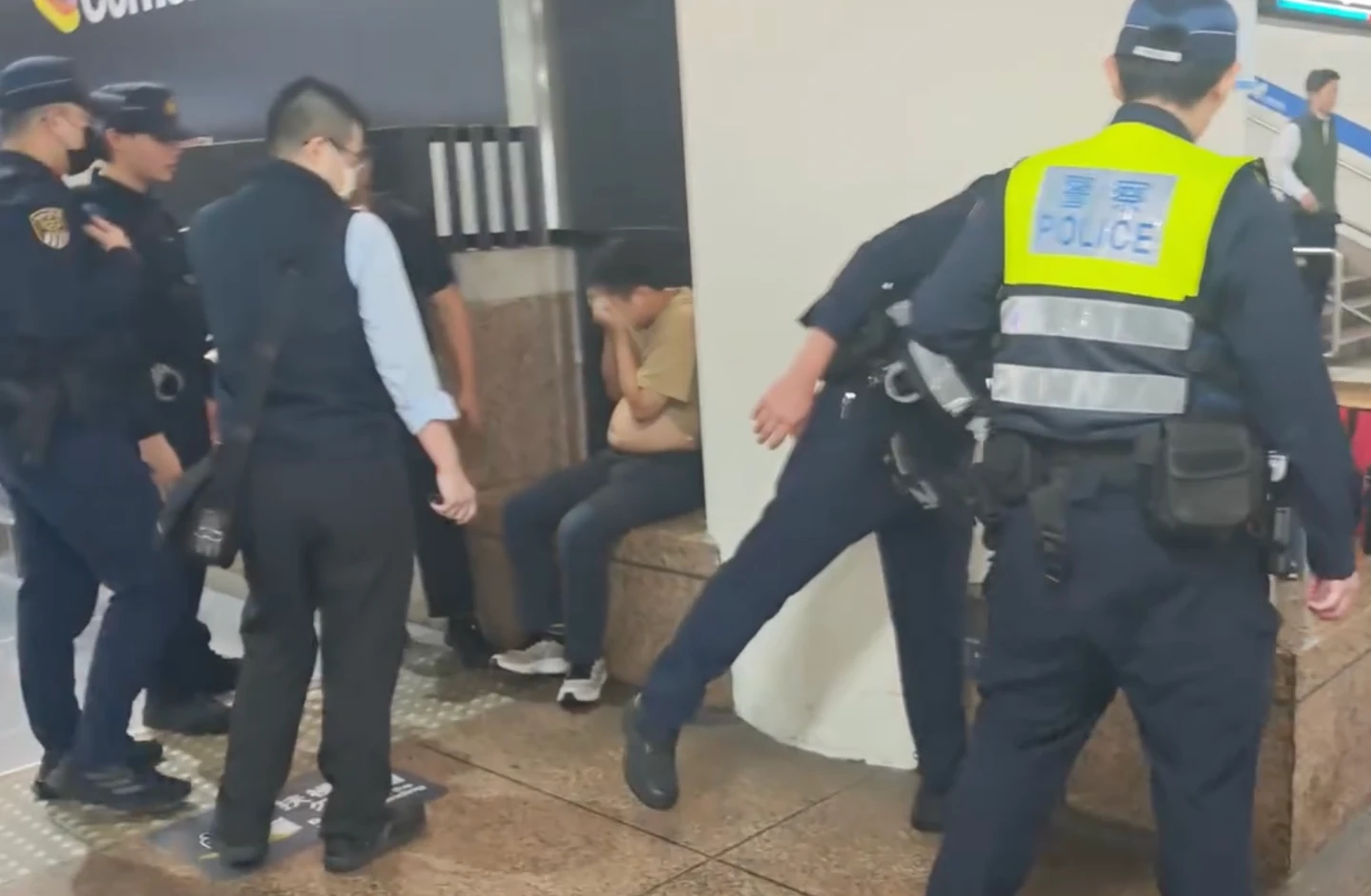 有片｜怪男台北車站釀恐慌！北捷站長急噴辣椒水　乘客驚睹「一票警持盾牌往上衝」