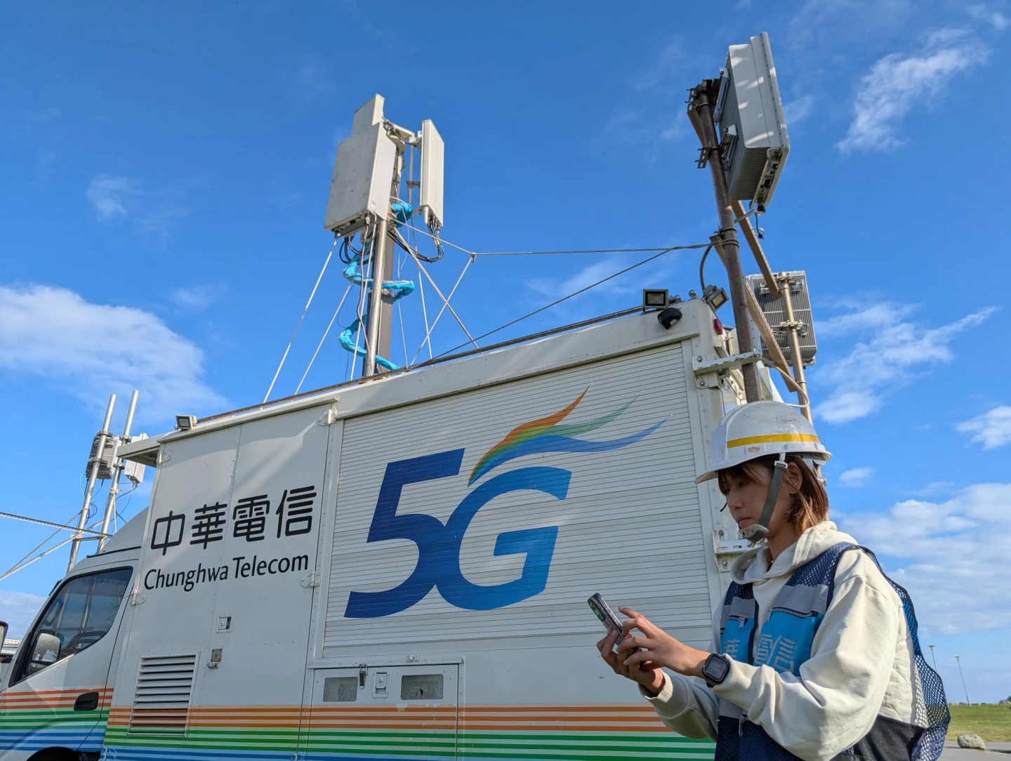 跨年夜倒數｜3大電信業備戰！台灣大AI即時調度　中華電千名工程人員待命