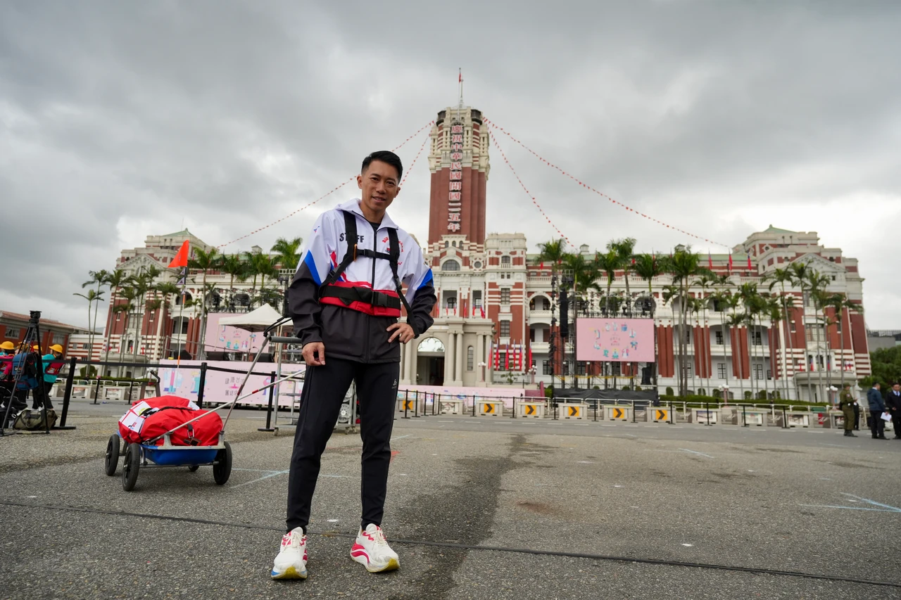 元旦升旗典禮採排！超馬選手陳彥博唱完國歌拉雪橇再征戰　她獻唱謝鏟子超人