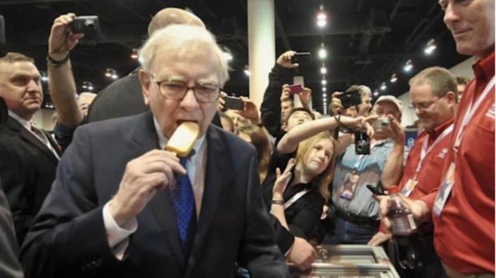 95歲巴菲特元旦退休　「別人恐懼時貪婪、退潮才知誰裸泳」10大金句一次看