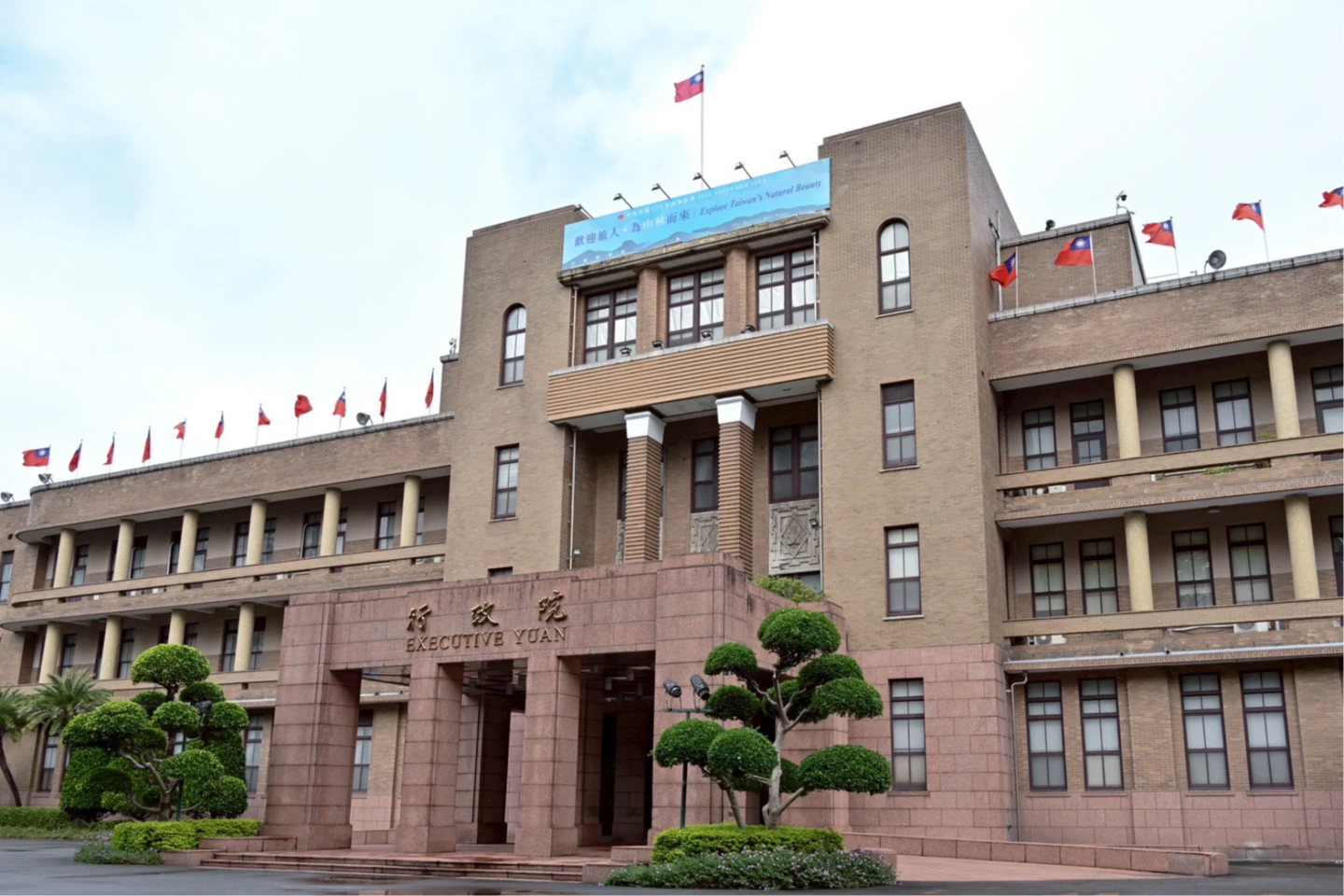 政院牌樓新裝「最美聖稜線＋矽晶圓」意象曝　卓榮泰賀詞一掃政治陰霾