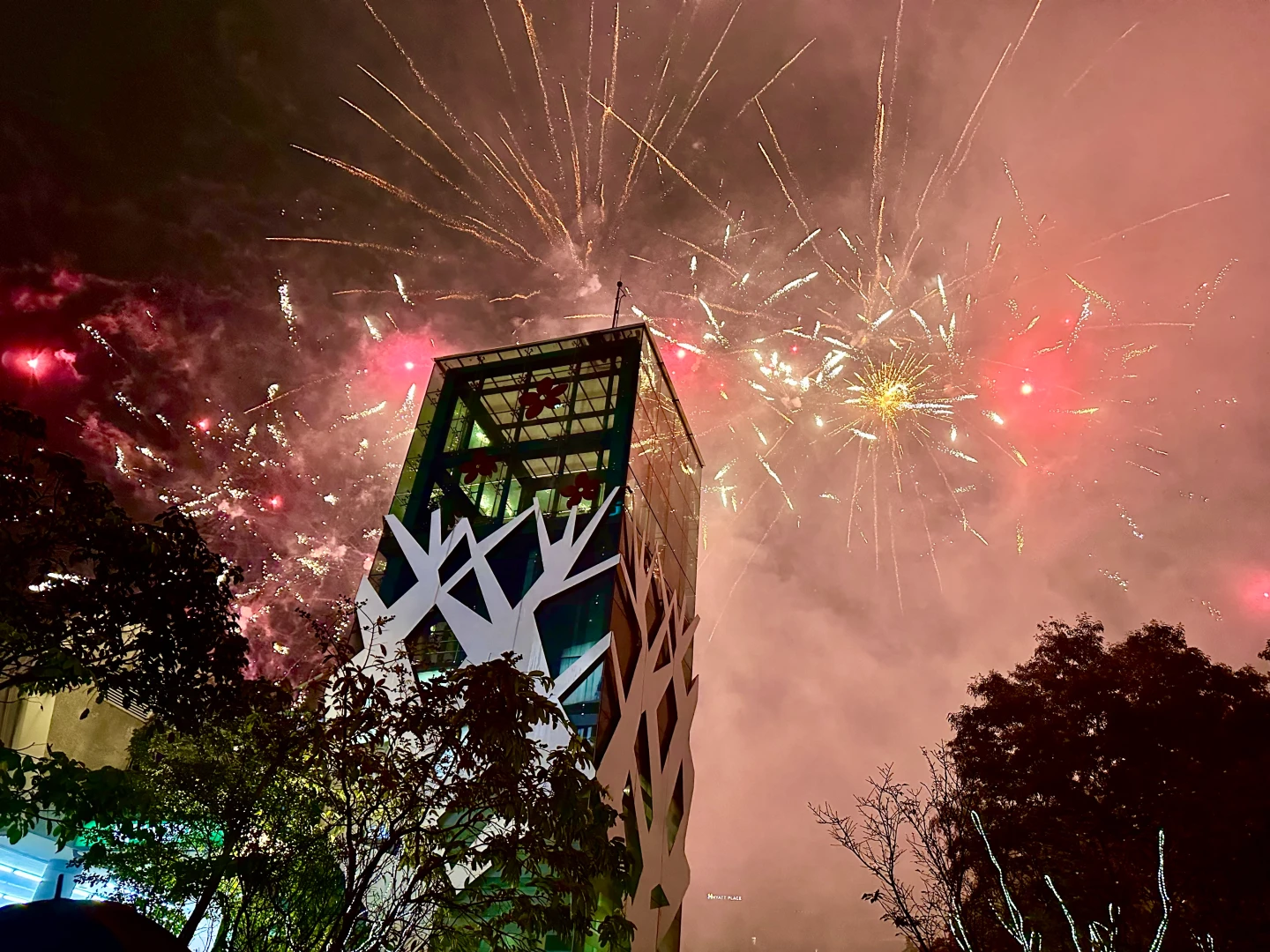 新北跨年｜新莊宏匯300秒煙火點亮夜空　逾3萬人湧入倒數迎2026