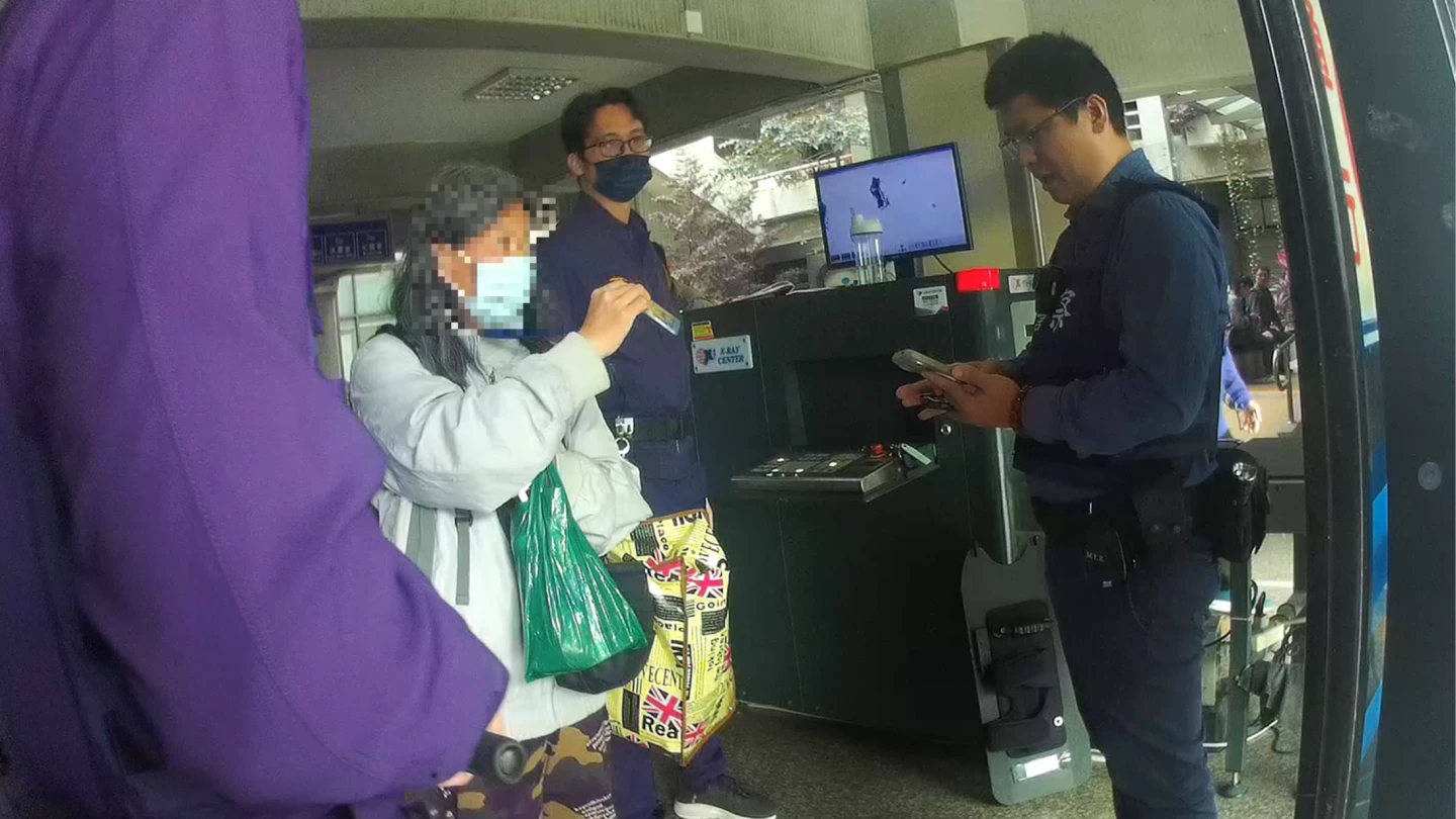 有片｜婦帶菜刀奔法院情緒失控！　警出動快打部隊化解危機