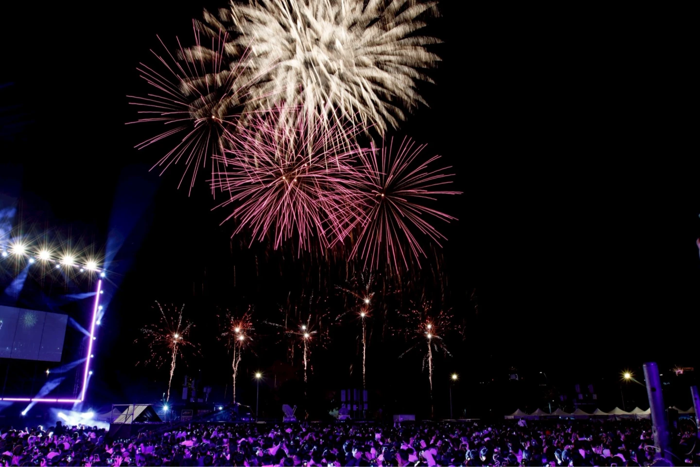 台中跨年｜180秒絢麗煙火照亮夜空　30萬人齊聚迎接2026年！盧秀燕再創省話紀錄