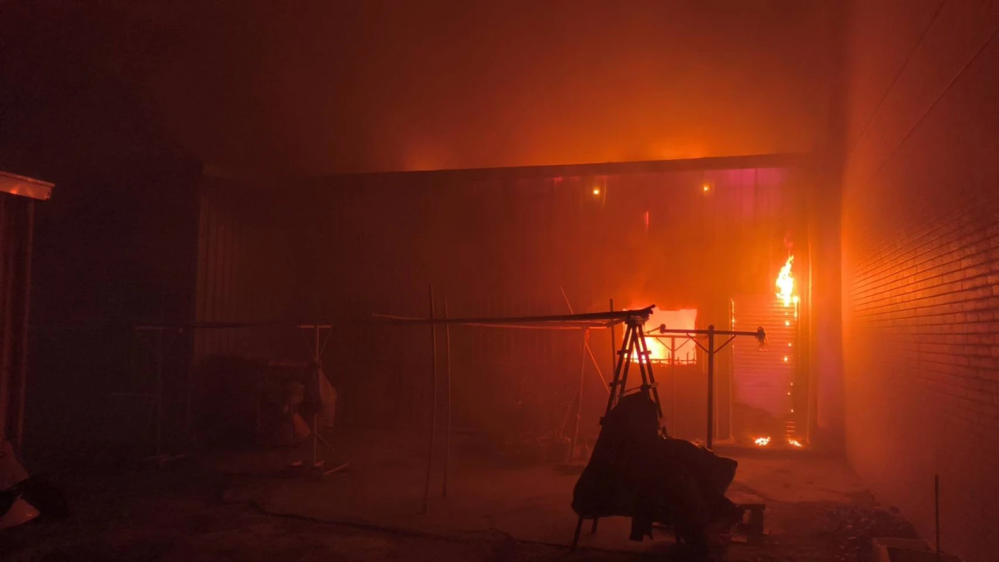 火勢太大救不了！高雄暗夜惡火「年輕夫妻猛拍門求救」　1死1傷天人永隔