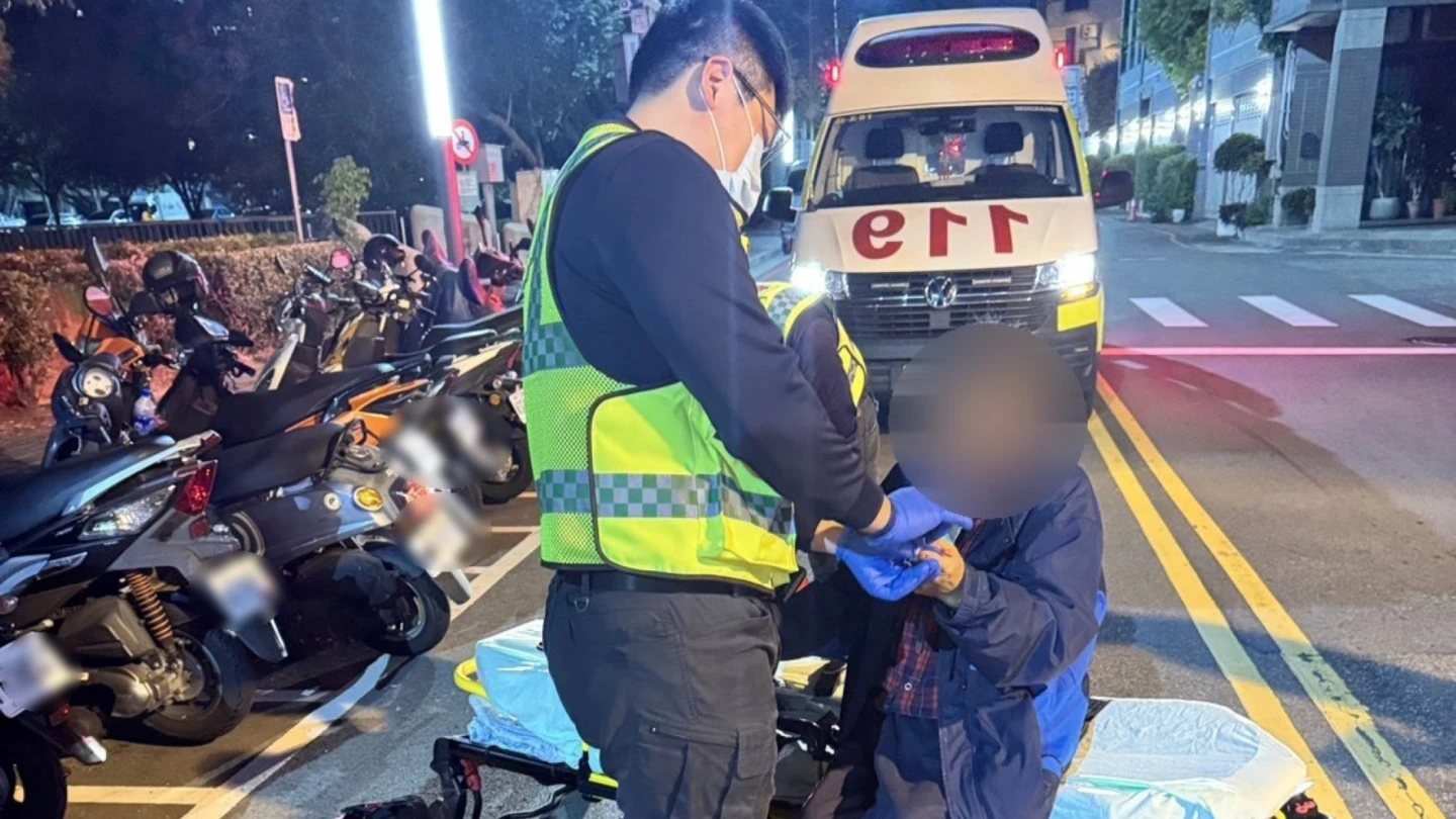 趁女兒買晚餐溜出門！6旬翁拄助行器軟腳跌坐路中　暖警守護助返家