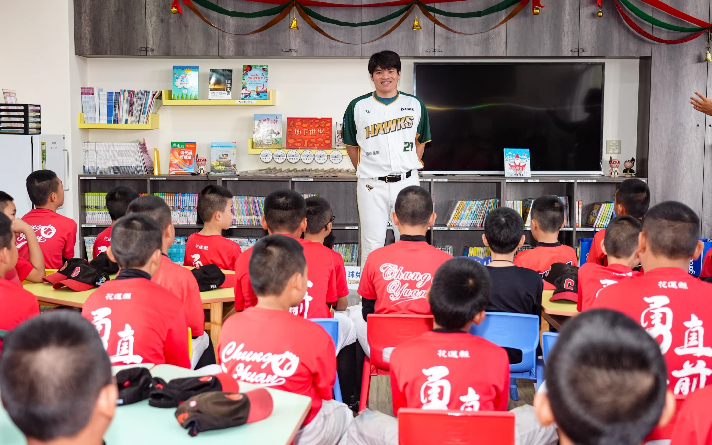 棒球｜張肇元勉小球員不著急與他人比較　捐打擊手套給富源國小