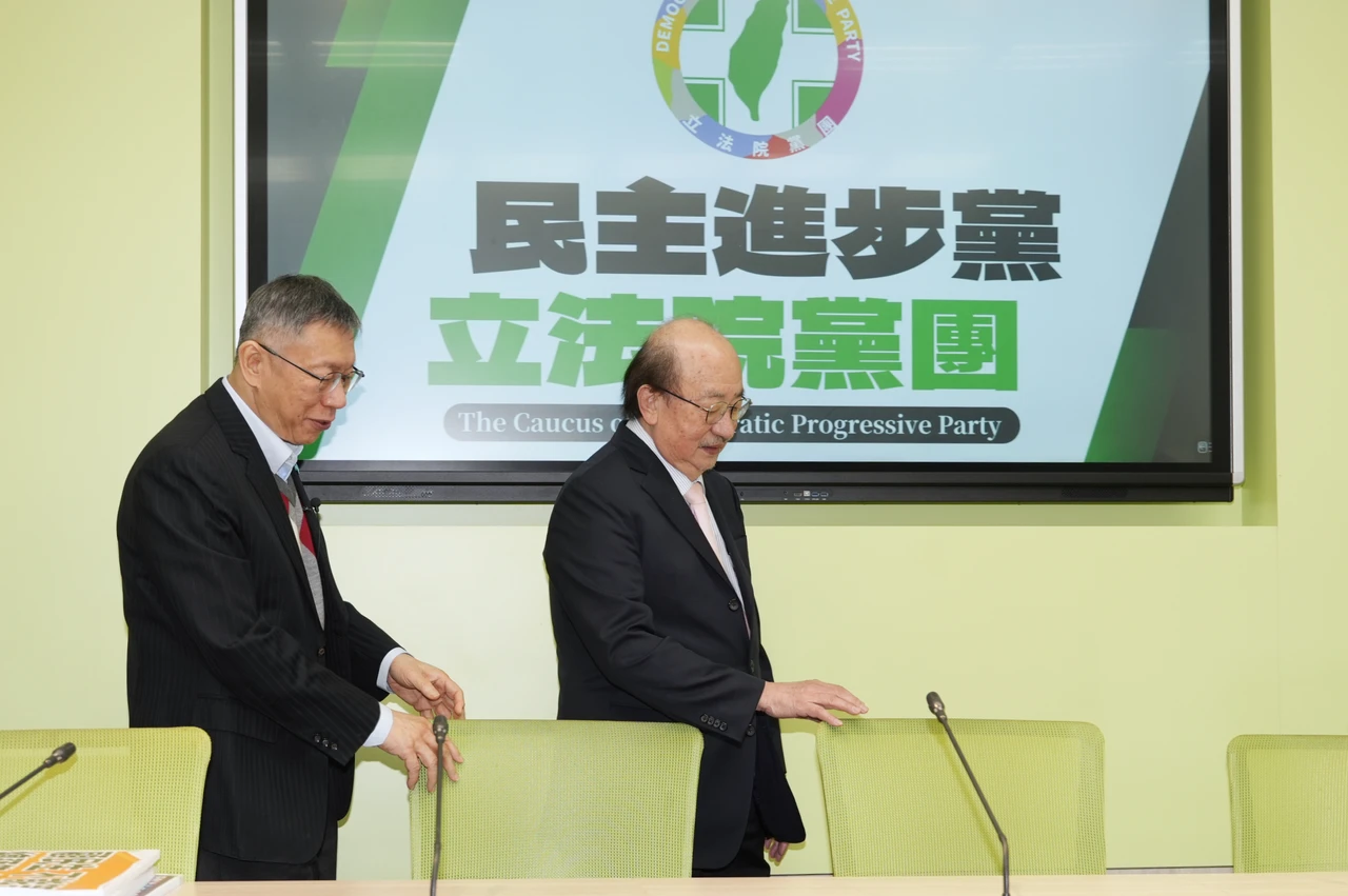 「給柯建銘台階」柯文哲爆喬人工生殖法換總預算、軍購！　綠委替藍白汗顏