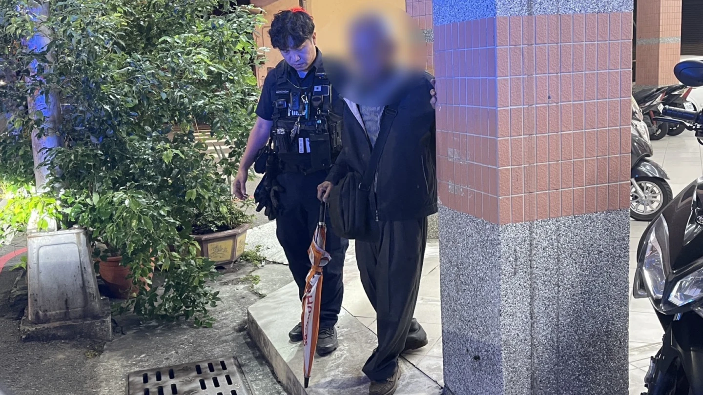 有片｜重聽8旬翁回不了家　稱「手機沒電」！警靠充電線破解關機烏龍