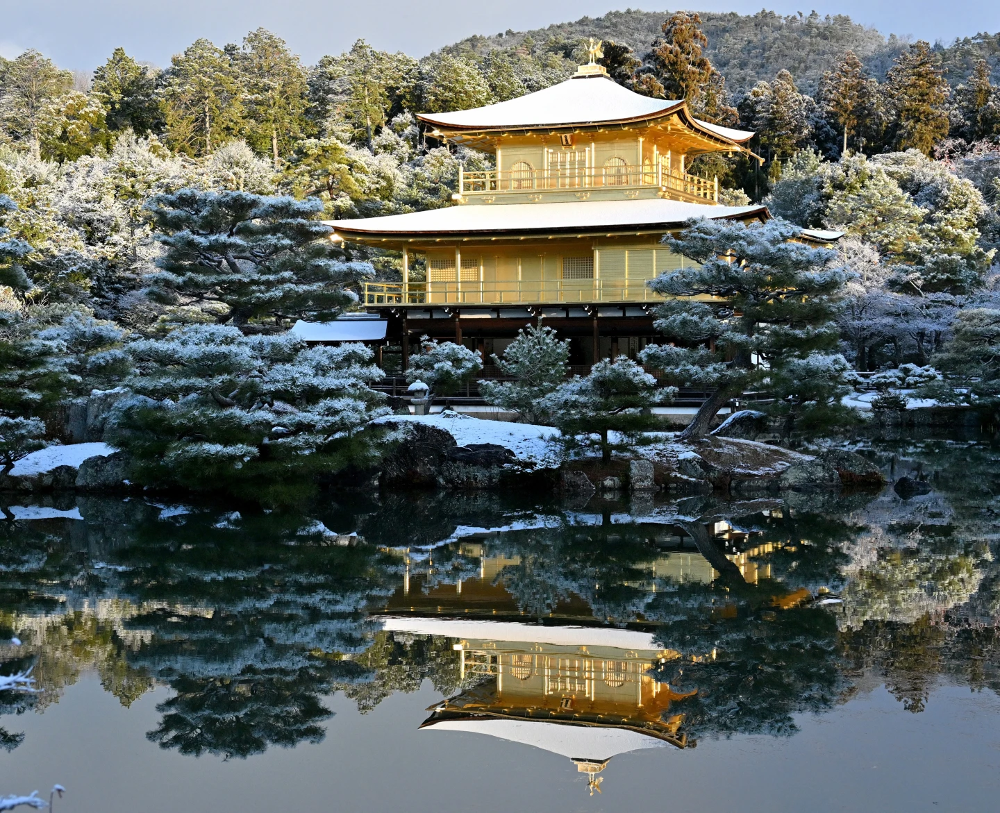日本寒流急凍埼玉縣130民眾受困神社過夜　京都金閣寺雪化妝