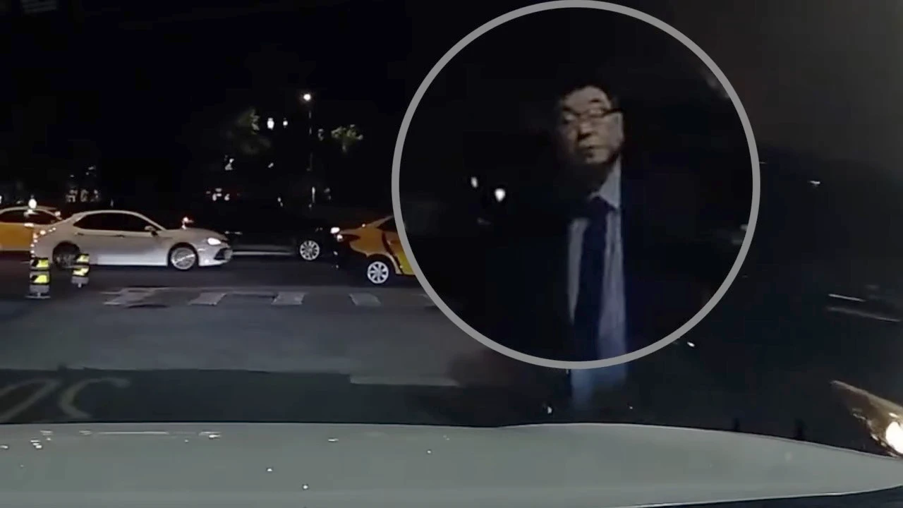 邱毅座車離譜違規片！逆向違停擋道從容下車閃人　違規挨轟「真唱邱」