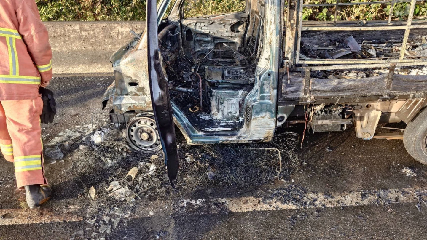 有片｜小貨車卡床墊摩擦起火　駕駛下車急逃！轉頭已陷火海