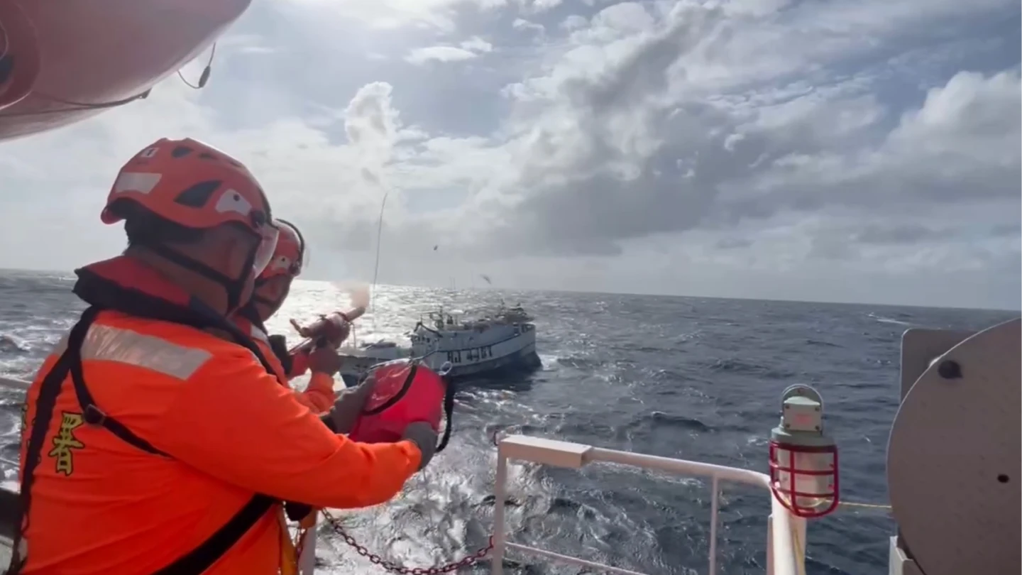 百浬外海突失動力！琉球籍漁船「絞網」遇險　海巡雲林艦搏命五天四夜救回